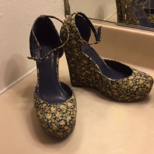 Floral print wedges
